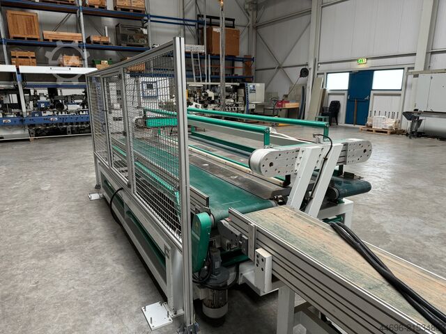 Outlet conveyor system behind Weinig RGB TMC-3500