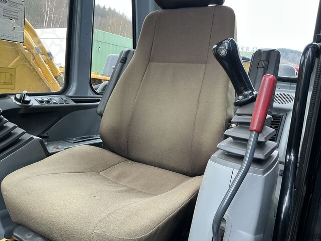 Paletli ekskavatör New Holland Kobelco E215
