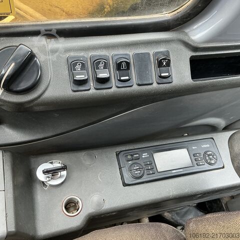 Paletli ekskavatör New Holland Kobelco E215