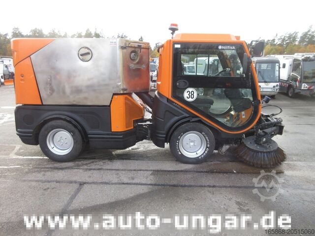Veegmachine Nilfisk CR3500 Geräteträger Kommunalfahrzeug 4x4