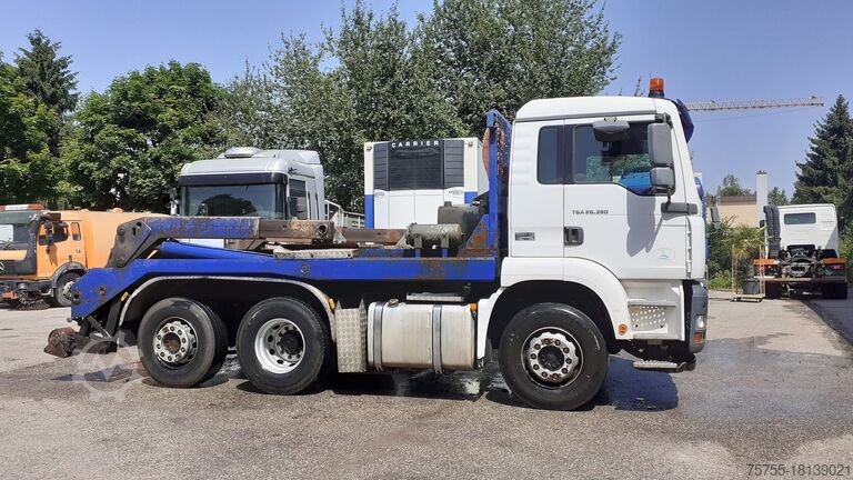 Vrachtwagen met portaalarmsysteem MAN TGA 26.390 Absetzkipper Hyvalift 6x2 E4