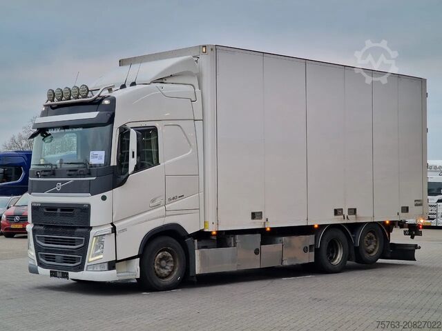Suitcase Volvo FH 13.540 Globetrotter 6x2 - Closed box with si...
