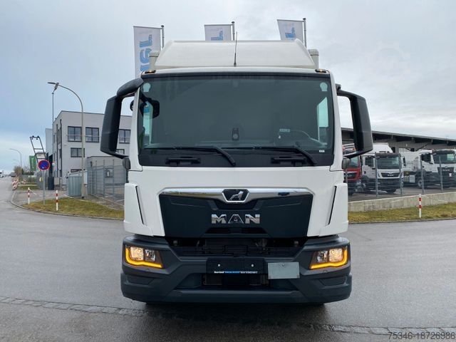 Samochód ciężarowy typu furgon MAN TGM 15.290 BL/Koffer/3Sitzer/NL8,0 To/LBW/19 tkm