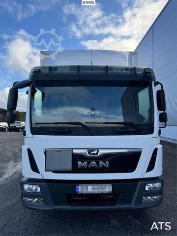 Resväska MAN TGL 12.220 box truck w/ liftgate WATCH VIDEO