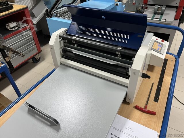 Halbautomatische Rillmaschine Cyklos GPM 450SA Semi-Automatic Creaser
