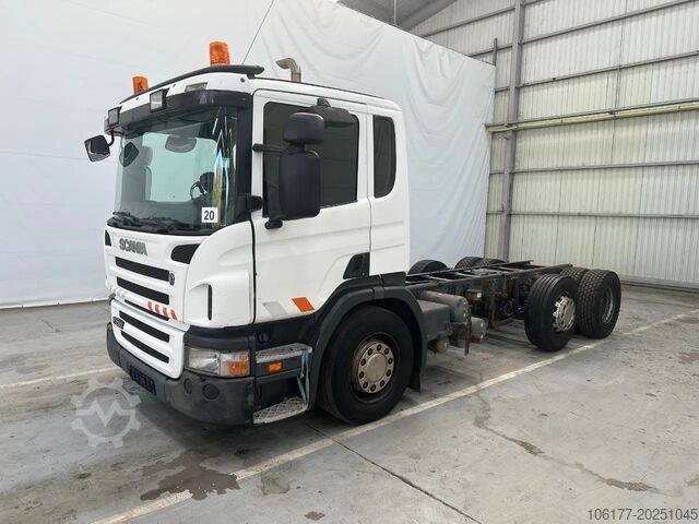 Fahrgestell mit Fahrerhaus Scania P230 6X2 / Essieu relevable directionnel / Stuu...
