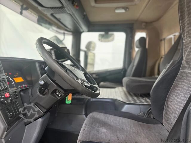 Fahrgestell mit Fahrerhaus Scania P230 6X2 / Essieu relevable directionnel / Stuu...
