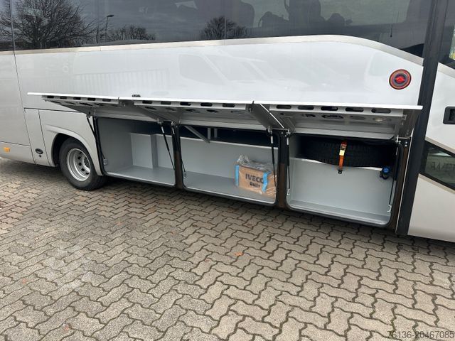 Kleinbus IVECO Daily 35 Sitze Touristik Dachklima Kühlschrank