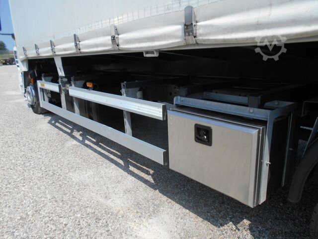 Vrachtwagen met laadbak en dekzeil DAF LF 230 12ton - CENTINA SCARRABILE