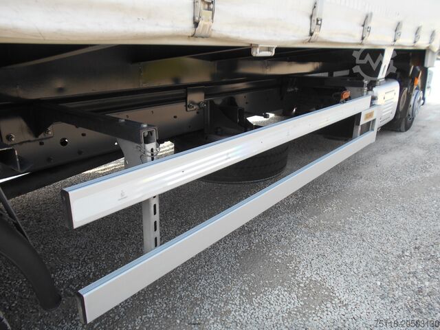 Vrachtwagen met laadbak en dekzeil DAF LF 230 12ton - CENTINA SCARRABILE