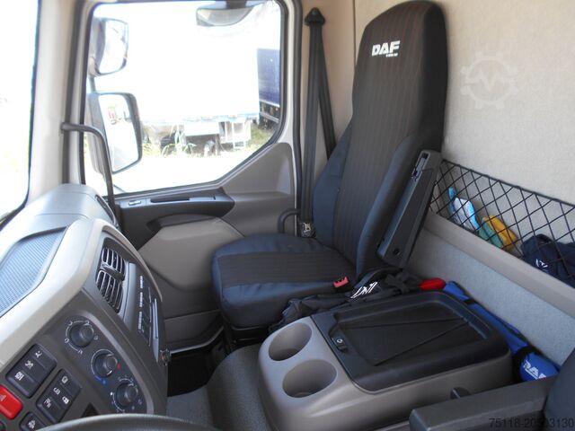 Vrachtwagen met laadbak en dekzeil DAF LF 230 12ton - CENTINA SCARRABILE