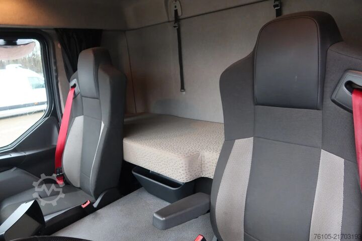 Valise Renault D240 Bak met deuren + Klep 2.000 kg. Automaat. ...