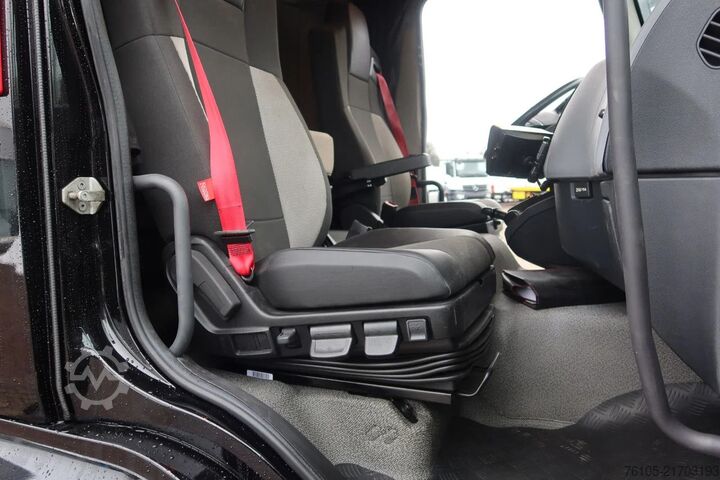 Valise Renault D240 Bak met deuren + Klep 2.000 kg. Automaat. ...