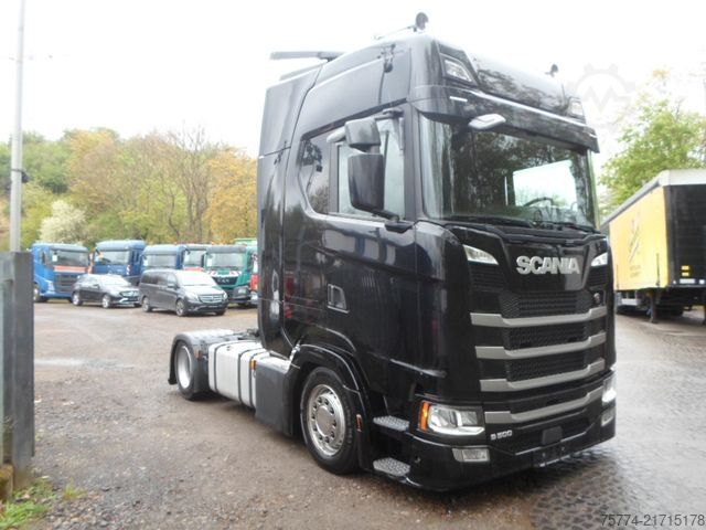 Trator de grande volume SCANIA S 500/Low Deck mit Aufliegen Getränke