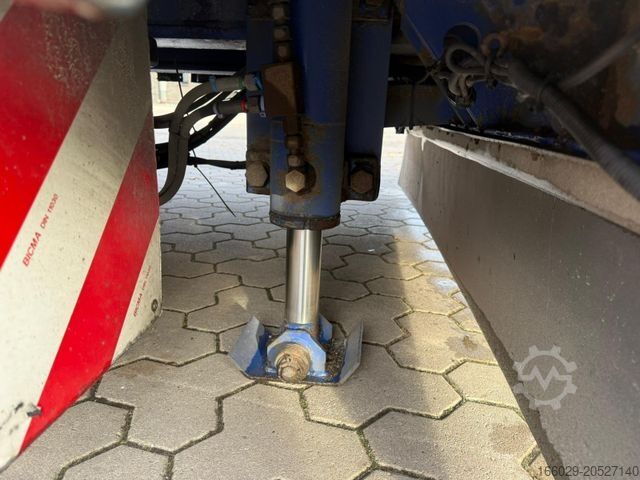 Nízkoložný návěs Wiese 3-Achs Stufen Sattel mit Auffahrrampe 25T