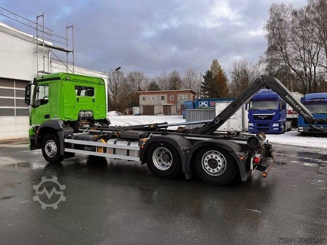 Haakarm vrachtwagen MERCEDES-BENZ Arocs 2643 Mit Meiller Abrollkipper Top