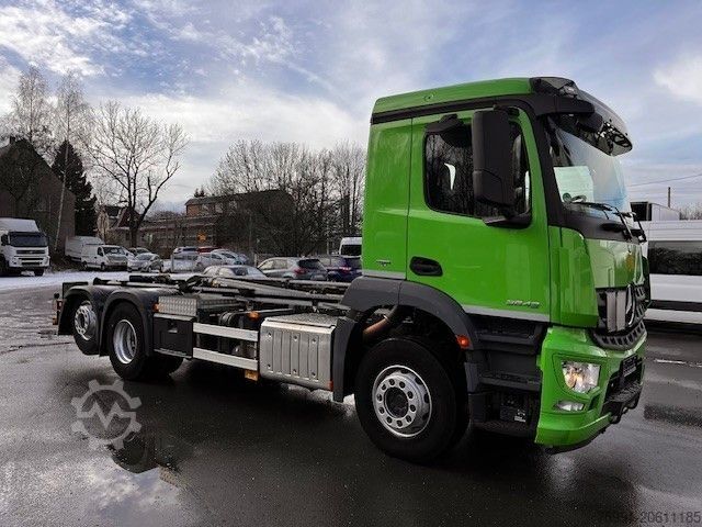 Haakarm vrachtwagen MERCEDES-BENZ Arocs 2643 Mit Meiller Abrollkipper Top