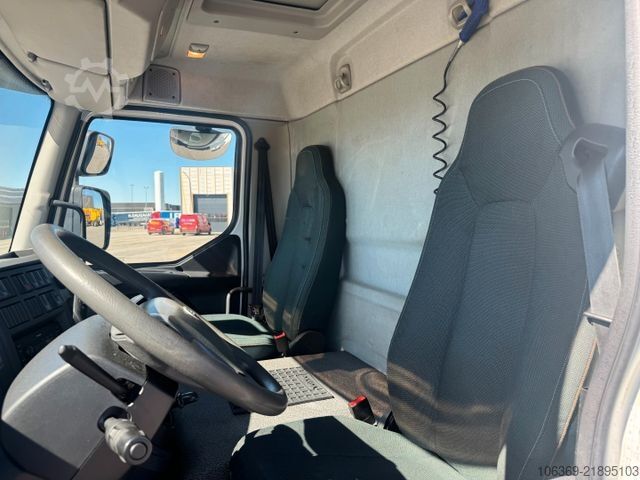 Vrachtwagen met bakwagen VOLVO FL 210 4x2 Closed box / Koffer Euro 6