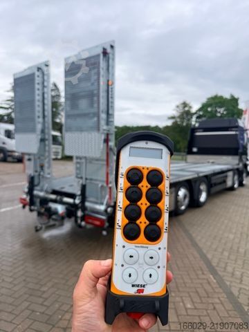 Camion plateau MAN Baumaschinen Maschinentransporter mit Rampen