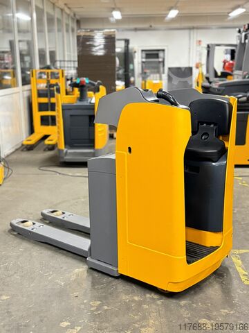 Niederhubwagen-Mitfahrer Jungheinrich ESE 120 - Service Neu - Batterie 84% - 2t