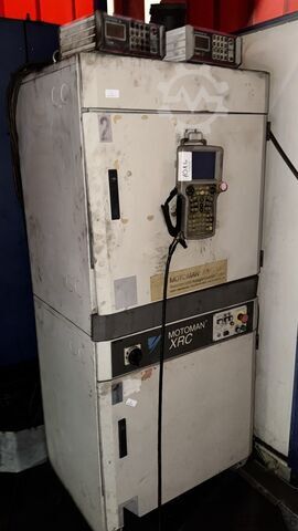 Robô industrial com célula de soldagem Motoman 