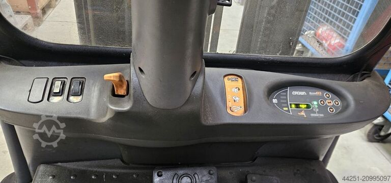 Carretilla eléctrica de 3 ruedas contrapesada Crown SC 5360