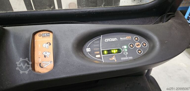 Carretilla eléctrica de 3 ruedas contrapesada Crown SC 5360