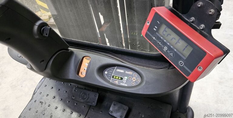 Carretilla eléctrica de 3 ruedas contrapesada Crown SC 5360