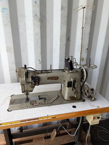 PFAFF 122-6B S Naaimachine voor het naaien van leer en bekledingsstof met drievoudig transport PFAFF 122-6B S Maszyna do szycia skóry tapicerki transport potrójny PFAFF 122-6B S Maszyna do szycia skóry tapicerki transport potrójny