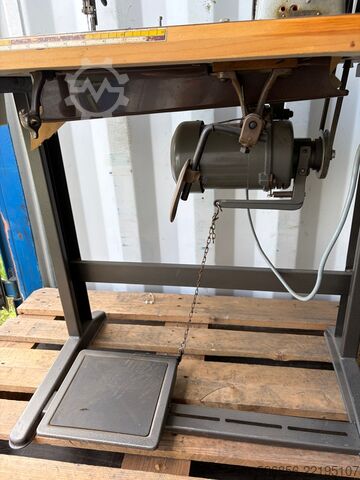 PFAFF 122-6B S Naaimachine voor het naaien van leer en bekledingsstof met drievoudig transport PFAFF 122-6B S Maszyna do szycia skóry tapicerki transport potrójny PFAFF 122-6B S Maszyna do szycia skóry tapicerki transport potrójny