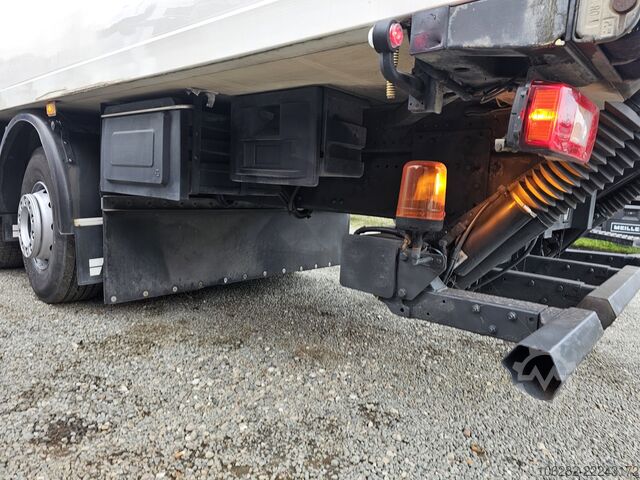 Koelwagen Volvo FM330 Multizone Lenk u. Kühlkoffer