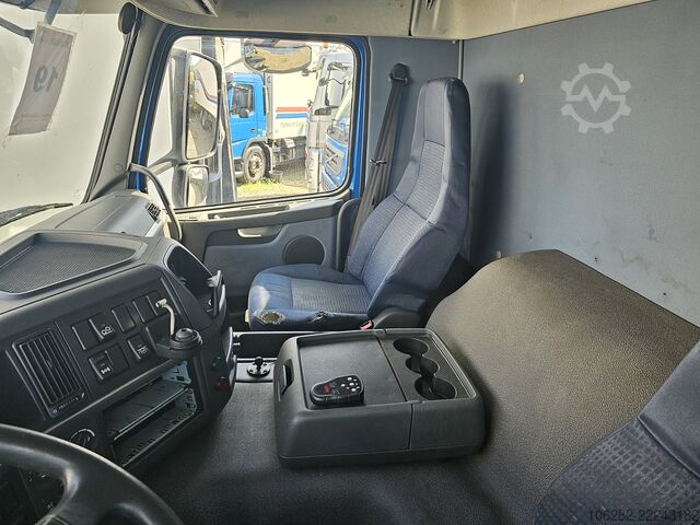 Camion cu cutie frigorifică VOLVO FM330 6x2 FRIGOBLOCK Multizone Lenk u. L