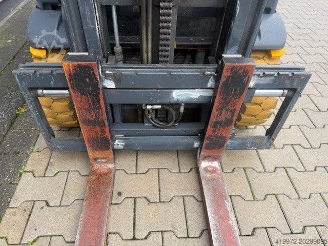 Elektryczny wózek widłowy 3 kołowy Jungheinrich EFG 213