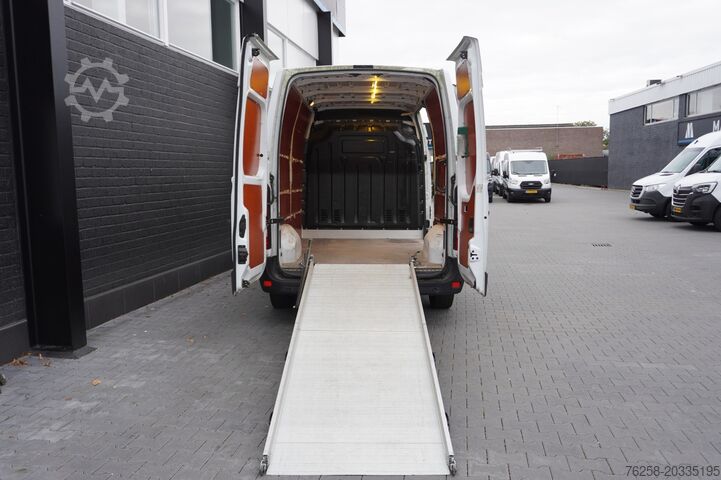 Delivery van Renault Master 2.3 dCi 135PK L2H2 EURO 6 - Airco - Navi...