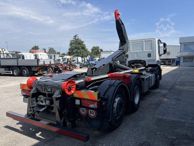 Hákový nosič kontejnerů Iveco Stralis 460