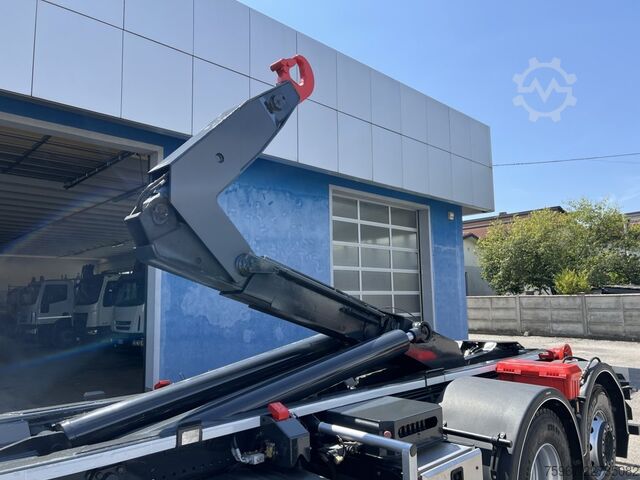 Hákový nosič kontejnerů Iveco Stralis 460