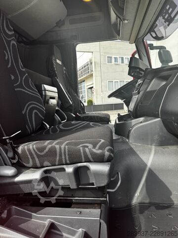 Plattewagen met zeil Iveco 260s42