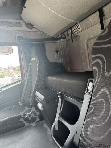 Plattewagen met zeil Iveco 260s42