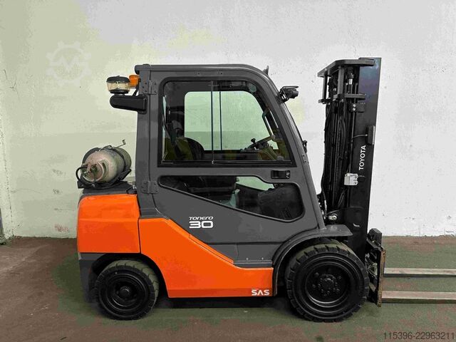 Chariot élévateur GPL Toyota 02-8FGF30
