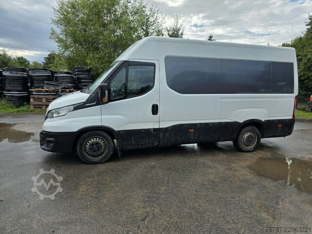 Fourgon surélevé IVECO 35S16 HiMatic, Klima Automat, 1+2 Sitzer, AHK