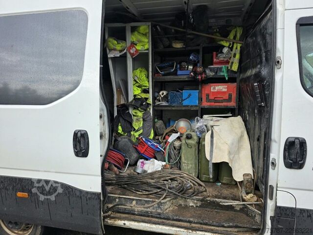 Fourgon surélevé IVECO 35S16 HiMatic, Klima Automat, 1+2 Sitzer, AHK