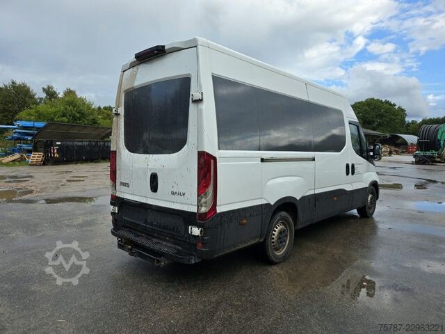 Fourgon surélevé IVECO 35S16 HiMatic, Klima Automat, 1+2 Sitzer, AHK