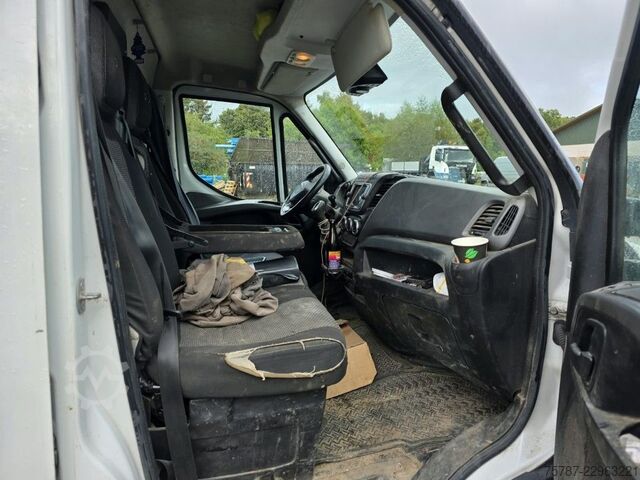 Fourgon surélevé IVECO 35S16 HiMatic, Klima Automat, 1+2 Sitzer, AHK