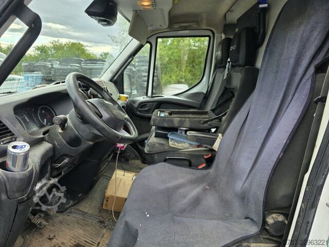 Fourgon surélevé IVECO 35S16 HiMatic, Klima Automat, 1+2 Sitzer, AHK