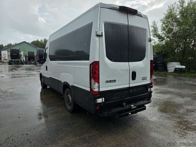 Magas tetős furgon IVECO 35S16, 1+2 Sitzer, Klima Automat, Trennwand, AHK