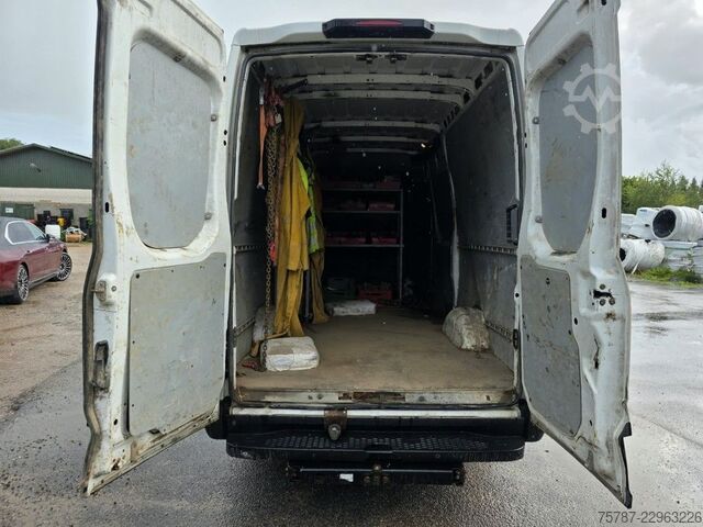 Magas tetős furgon IVECO 35S16, 1+2 Sitzer, Klima Automat, Trennwand, AHK