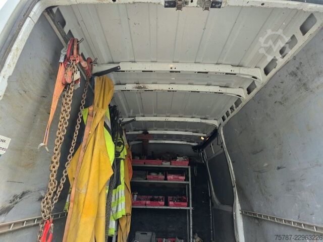 Magas tetős furgon IVECO 35S16, 1+2 Sitzer, Klima Automat, Trennwand, AHK