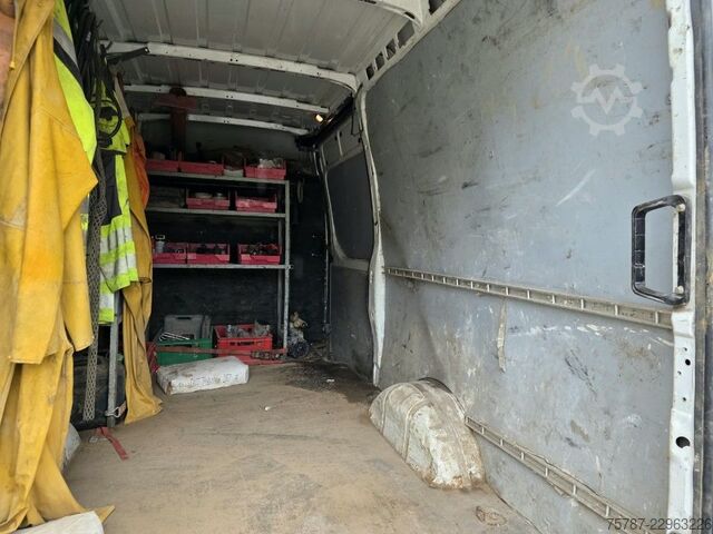 Magas tetős furgon IVECO 35S16, 1+2 Sitzer, Klima Automat, Trennwand, AHK