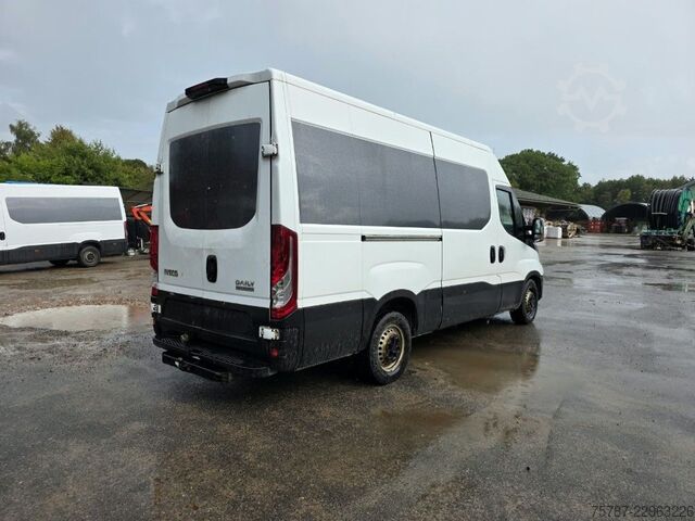 Magas tetős furgon IVECO 35S16, 1+2 Sitzer, Klima Automat, Trennwand, AHK