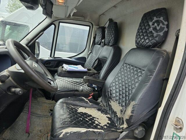 Magas tetős furgon IVECO 35S16, 1+2 Sitzer, Klima Automat, Trennwand, AHK